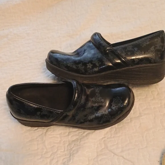 Women's Black Slip Resistant Slip-On Shoes - Picture 3 of 3
